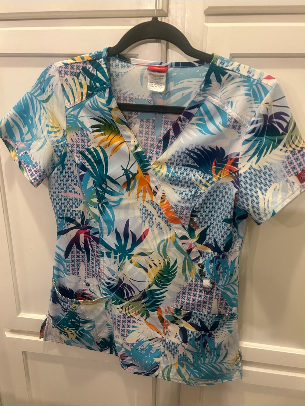 Dickies Women’s Tropical-Print Wrap Scrub Top - Blue Multi